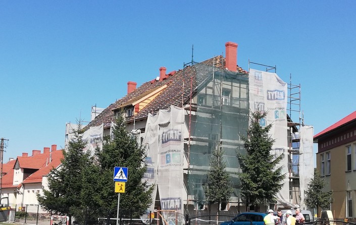 Ciąg dalszy prac remontowych przy budynku szkolnym w Konarach - zdjęcie
