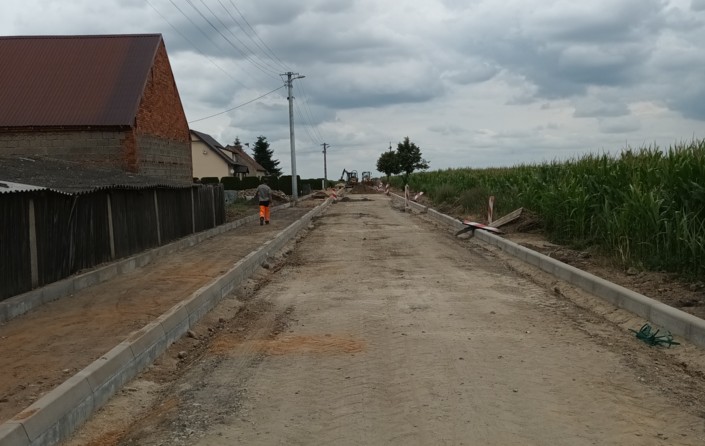 Trwa budowa dróg gminnych w Sobiałkowie - zdjęcie