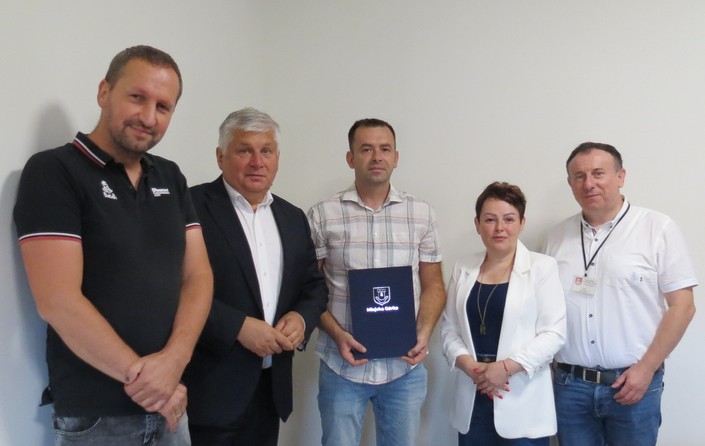 Umowa na wymianę nawierzchni boisk sportowych w Miejskiej Górce podpisana - zdjęcie