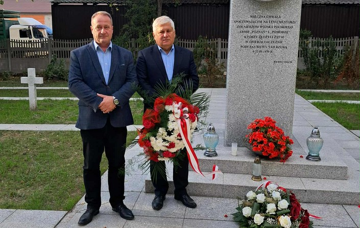 Hołd poległym żołnierzom w Rybnie - zdjęcie