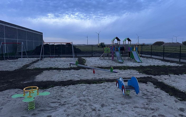 Zakończono budowę placu zabaw w Roszkowie - zdjęcie