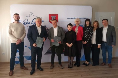 Podpisano umowy na termomodernizację dwóch budynków Zespołu Szkół w Miejskiej Górce